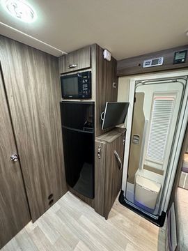 Auto Sleeper BURFORD DUO FB Motorhome (2017) - Picture 8