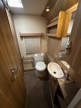 Bessacarr E582 Motorhome (2012) - Picture 11