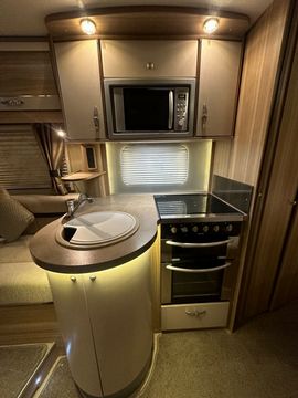 Bessacarr E582 Motorhome (2012) - Picture 8