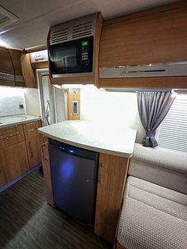 Auto Trail TRACKER EKS Motorhome (2015) - Picture 10