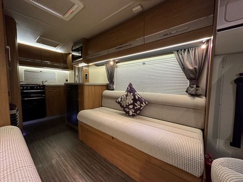 Auto Trail TRACKER EKS Motorhome (2015) - Picture 7