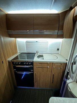 Auto Trail TRACKER EKS Motorhome (2015) - Picture 8