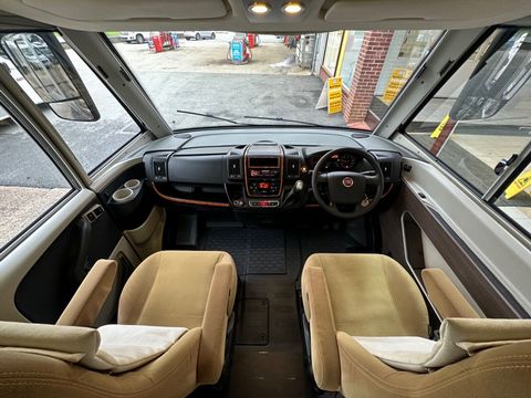 burstner VISEO i700 Motorhome (2014) - Picture 3