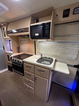 Auto Sleeper KINGHAM Campervan (2015) - Picture 7